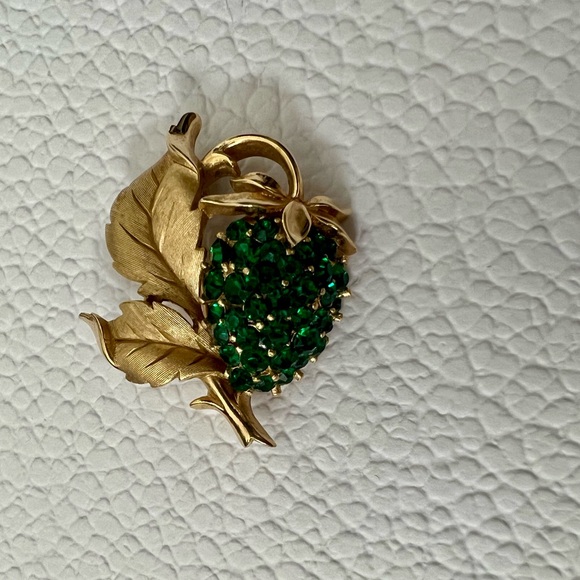 VTG CROWN TRIFARI RHINESTONE GREEN STRAWBERRY PIN BROOCH GOLD TONE - Picture 5 of 7